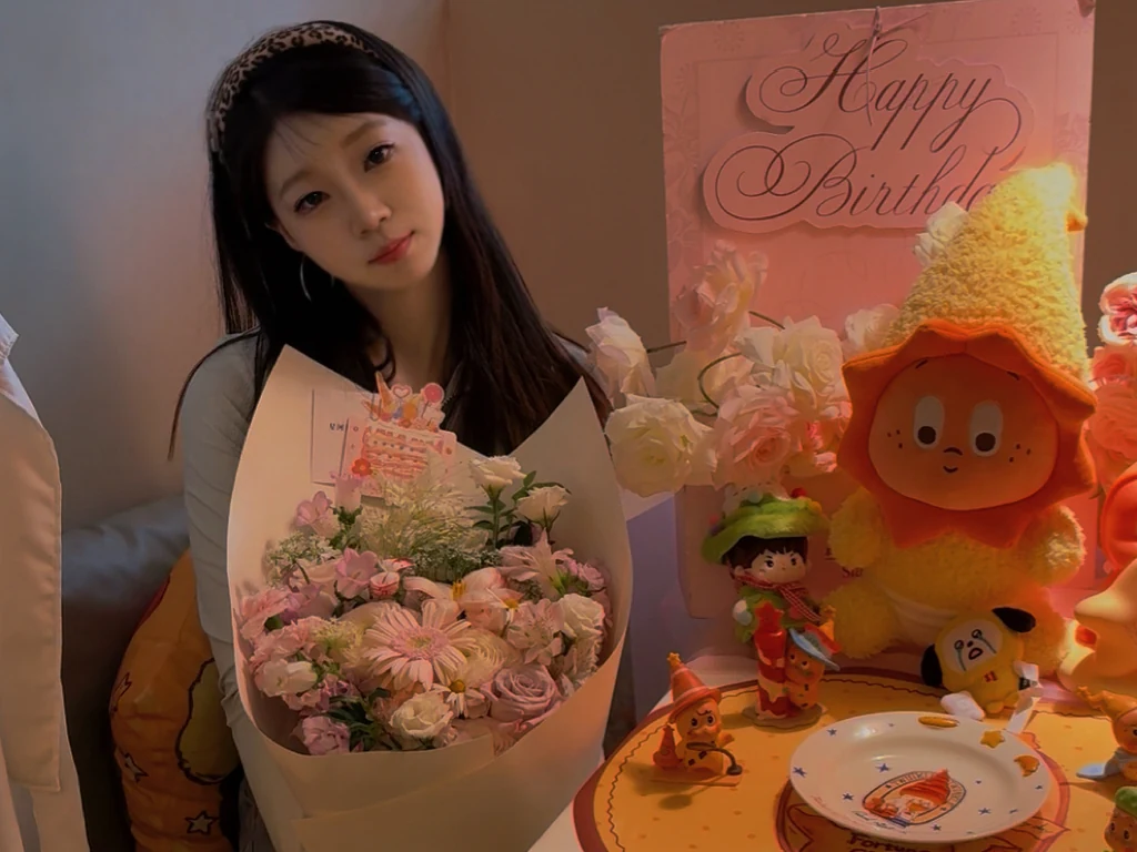 生日时抱着花束的 Stella