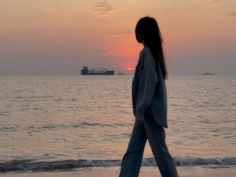 海边落日中的 Stella